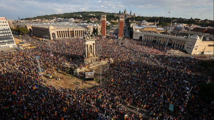 Vista de Pl. Espanya quan s'han congregat les quatre columnes de la manifestació convocada per l'ACN. Jordi Borràs (ACN)