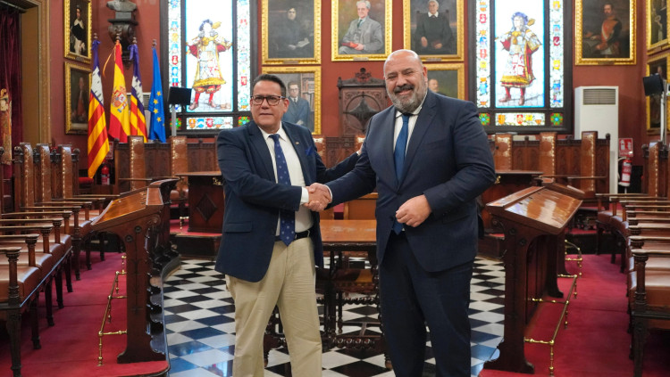 El cònsol de Cuba aBarcelona, Alejandro Castro Medina, i l'alcalde de Palma, Jaime Martínez Llabrés, al saló de plens de Cort.. Europa Press
