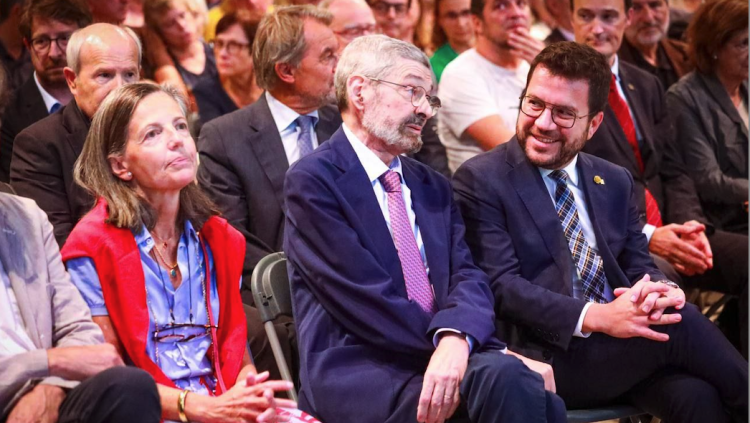 Joan B. Culla conversa amb el president Pere Aragonès abans de començar l'acte d'homenatge. ACN