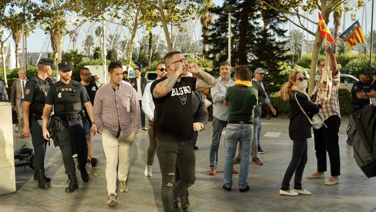 Vicente Estruch, un dels neonazis acusats, fent gestos de provocació davant els antifeixistes que protestaven a les portes dels jutjats. Europa Press
