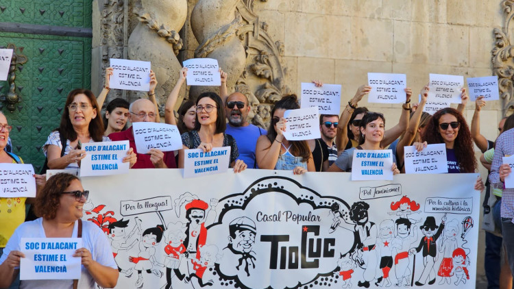 Manifestants a favors del valencià es concentren a la porta de l'Ajuntament d'Alacant. Compromís Alacant