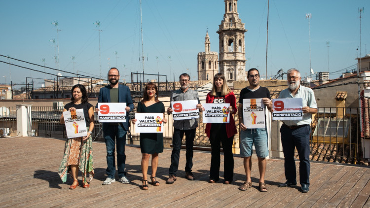 Integrants de diferents actors que conformen la Comissió 9 d'Octubre mostren el cartell de la manifestació| ACPV