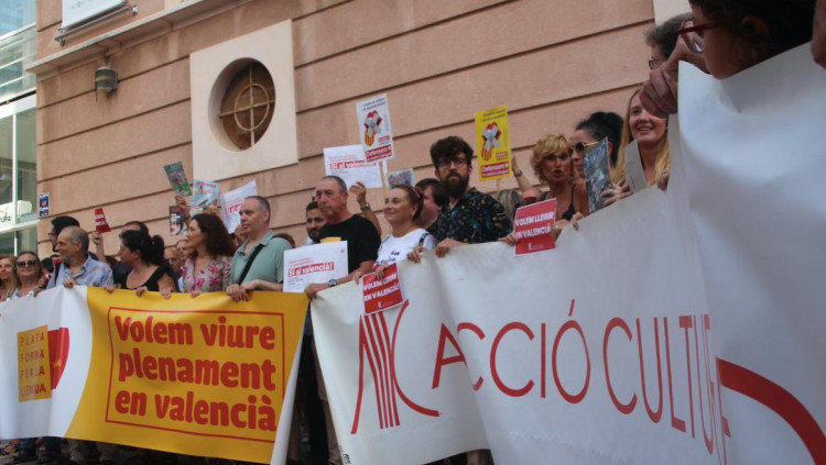 Estampa de la concentració a Borriana contra la censura a revistes en català com ara EL TEMPS| Arxiu EL TEMPS