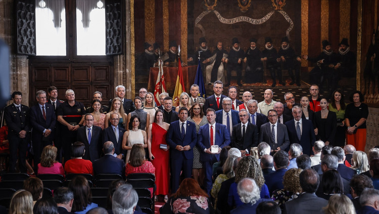 Foto dels premiats amb el president Carlos Mazón| Generalitat Valenciana