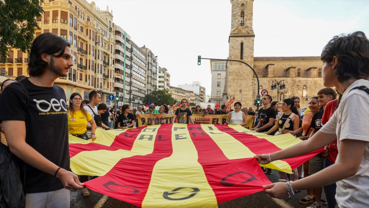 Milers de persones s'han manifestat aquest dilluns, diada nacional valenciana, pels carrers de València| Eduardo Manzana/Europa Press