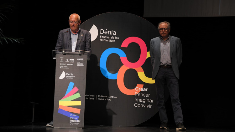 Una estampa del festival en la seua primera edició amb l'alcalde de Dénia, el socialista Vicent Grimalt, i el pensador Josep Ramoneda| Festival de les Humanitats de Dénia
