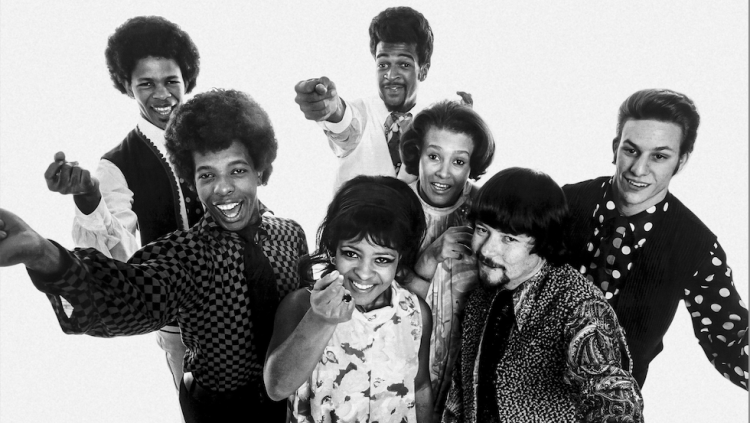 D'esquerra a dreta, Freddie Stone, Sly Stone, Rose Stone, Larry Graham, Cynthia Robinson, Jerry Martini i Greg Errico