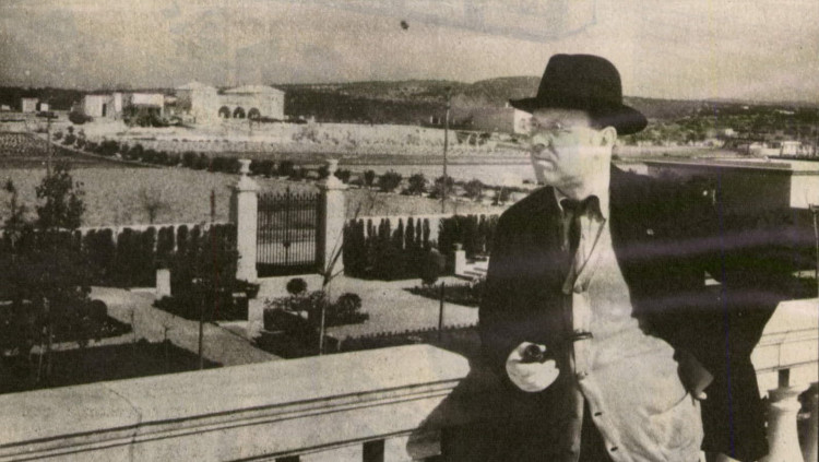 Pau Casals, a casa seva de Sant Salvador, platja del Vendrell, el 1935. Té aqui 59 anys