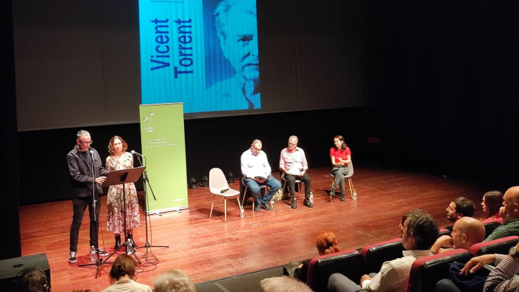 Estampa de l'acte-tribut de Vicent Torrent| EL TEMPS