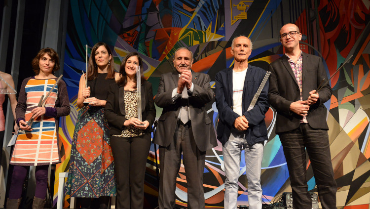 D'esquerra a dreta: Irene Tarrés (Poesia), Neus Penalba (Assaig), Paula Llorens (Teatre), Eliseu Climent (editor), Ferran Garcia-Oliver i Joan Duran (Narrativa). Prats i Camps