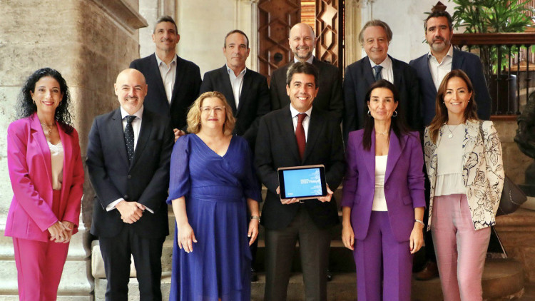 El president Carlos Mazón amb l'equip de la conselleria d'Hisenda| GVA