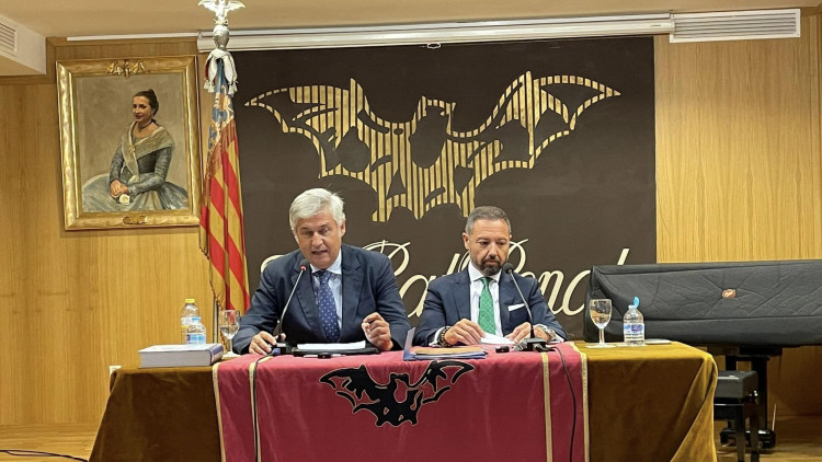 El president de Lo Rat Penat, Josep Vicent Navarro, junt amb el segon tinent d'alcalde de València, Juanma Badenas, de Vox| Lo Rat Penat