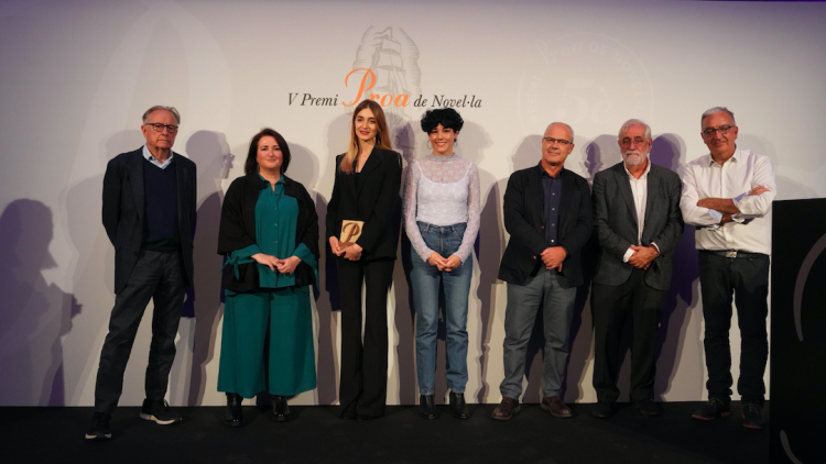 Laura Gost, tercera per l'esquerra, amb els membres del jurat i els responsables del Grup 62. Miquel Coll / PROA