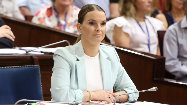 Marga Prohens assegura que no vol tenir una legislatura marcada pel conflicte lingüístic, però de moment no pareix que el desig es converteixi en realitat. Europa Press