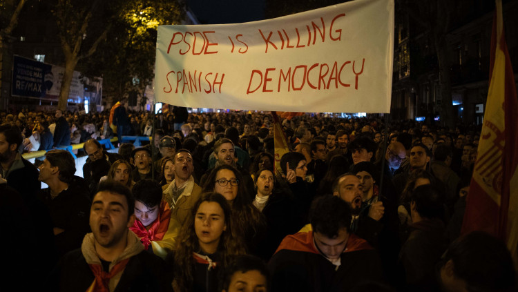 Un grup de manifestants exhibeix una mancarta amb què acusa el PSOE "d'assassinar la democràcia". Europa Press