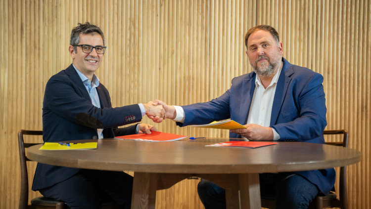 Signatura de l’acord entre el líder d’Esquerra, Oriol Junqueras, i el ministre de la Presidència, Félix Bolaños. Europa Press