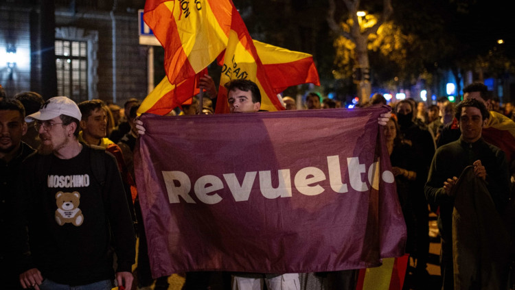 Un jove amb una bandera de Revuelta en una manifestació recent a Barcelona contra l'amnistia. Europa Press