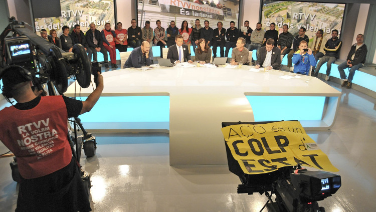 Els treballadors van mantenir en marxa l’estudi 3. Al llarg de tota la nit, i fins que els van tallar l’emissió, els diversos presentadors es van tornar per a emetre una tertúlia permanent.. Prats i Camps