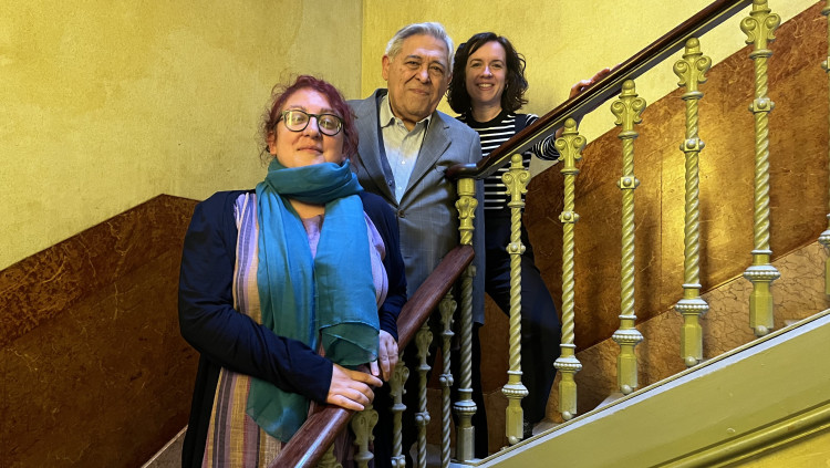 En primer terme, Laura Baena; Josep Cots al centre, i la també editora, Núria Miralpeix