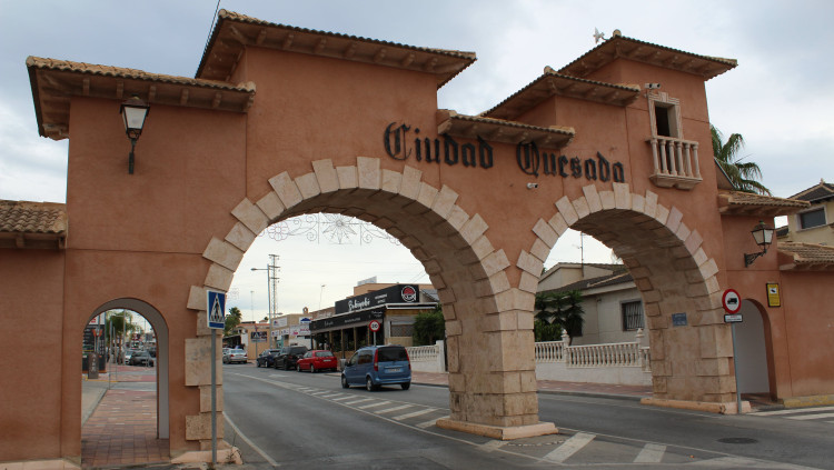 Entrada a Ciudad Quesada (Rojals, Baix Segura)