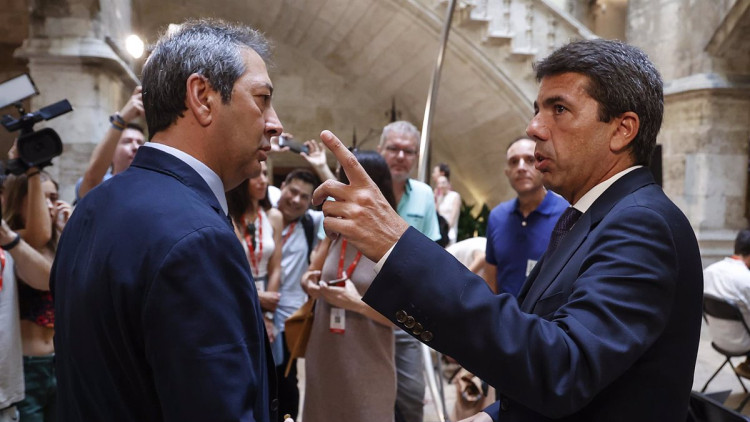El vicepresident valencià Vicente Barrera, de Vox, amb Carlos Mazón, president de la Generalitat Valenciana, del PP| Europa Press