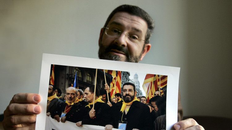 Joan B. Culla mostra una imatge participant en la manifestació de l'1 de desembre del 2007 a Barcelona amb el lema "Som una nació i diem prou", convocada per la Plataforma pel Dret a Decidir. Jordi Play - Arxiu EL TEMPS