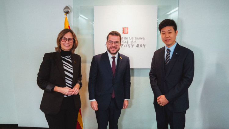 El president Aragonès, la consellera Serret i el delegat del Govern a Corea del Sud, Jaeyeok Yoon Kang. Departament d'Acció Exterior i Unió Europea