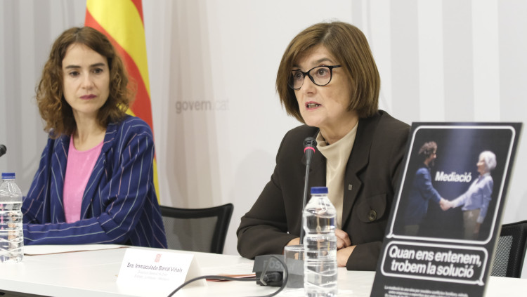 La consellera Ubasart i la directora general, Imma Barral, presenten en roda de premsa la campanya de mediació. Departament de Justícia, Drets i Memòria