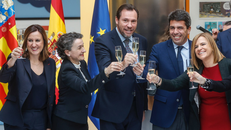 L'alcaldessa María José Català, la presidenta de l'Autoritat Portuària, Mar Chao, el ministre Óscar Puente, el president de la Generalitat Carlos Mazón i la delegada del govern Pilar Bernabé. EUROPA PRESS