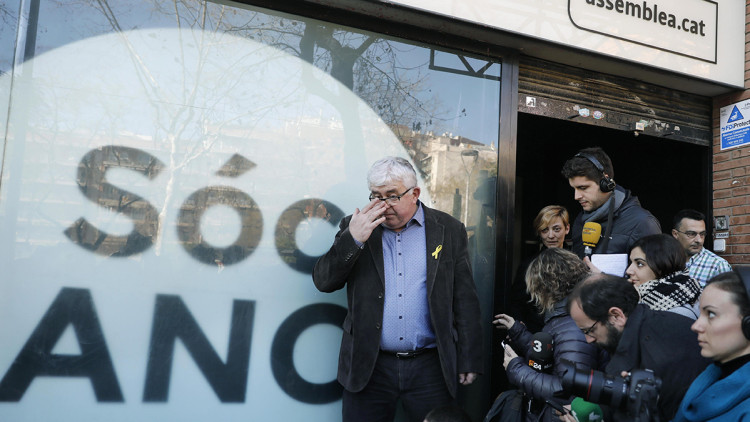 Agustí Alcoberro davant de la seu de l'ANC. Efe