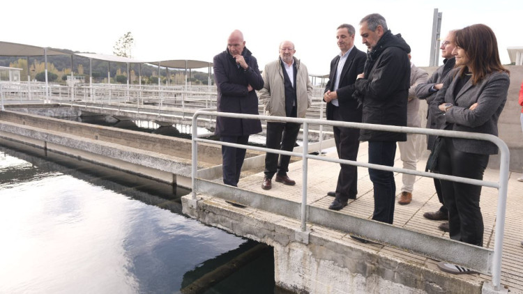 El conseller Mascort durant una visita a l'Estació de tractament d'aigües potables (ETAP) del Ter. Departament d\'Acció Climàtica, Alimentació i Agenda Rural