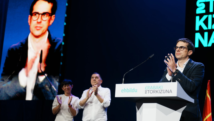 Pello Otxandiano, que serà candidat d’EH Bildu a les eleccions basques de la primavera, acompanyat d’Arnaldo Otegi i Maddalen Iriarte, l’anterior aspirant a lehendakari, en un acte de partit. Europa Press