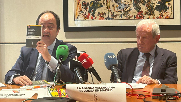 José Ramón Chirivella, de l'AJV, i l'ex-president del Tribunal Constitucional, Pascual Sala.