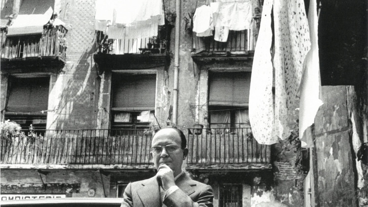 Vicent Andrés Estellés amb un fons de roba estesa per a recordar el poema “Els amants”.. Pilar Aymerich