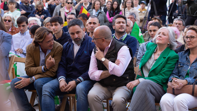 Maite Medrano, responsable de Vox al Consell de Menorca, amb jaqueta verda en un acte del partit ultra a Maó. Europa Press