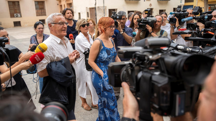 L'exalcalde de València, Joan Ribó, i la diputada de Compromís al Congrés, Àgueda Micó, davant els mitjans de comunicació| Europa Press