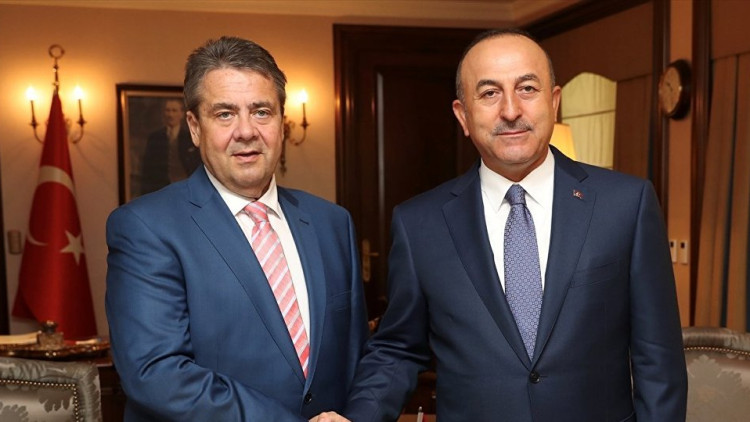 El ministre d'Exteriors alemany Sigmar Gabriel amb el seu homòleg turc Mevlüt Cavusogñu