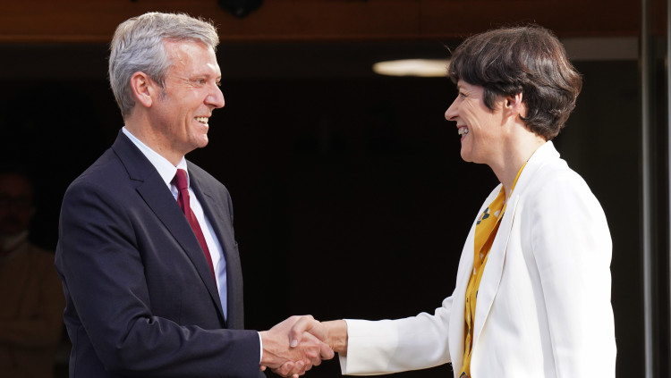 Alfonso Rueda, president de la Xunta de Galícia i candidat a la reelecció amb el PP, amb Ana Pontón, candidata del BNG i actual líder de l'oposició. Europa Press