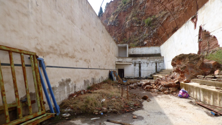 A la Vilavella (Plana Baixa), una enorme roca procedent de la pedrera va liquidar l’efímera vida del trinquet. Sergi Durbà