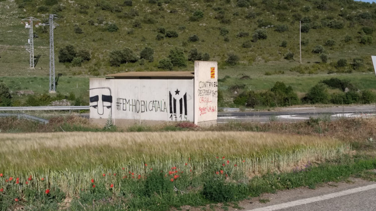 Grafit en una carretera de la Ribagorça que reivindica la llengua pròpia de la Franja de Ponent.