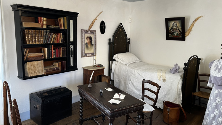 La casa natal de Grazia Deledda a Nuoro (Sardenya) és tan museu etnològic com Museu Deledda, poca cosa per a la segona dona Nobel de Literatura, i l’única italiana amb aquest premi.
