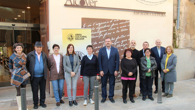 Antoni Llabrés, al centre de la imatge. Obra Cultural Balear