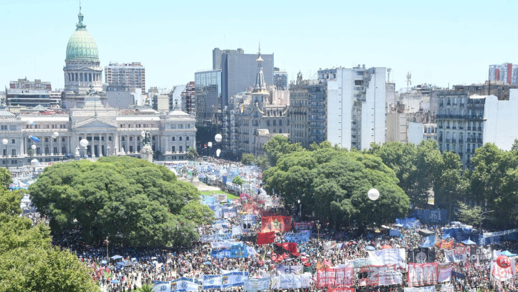 Manifestació a la plaça del Congrés de Buenos Aires contra el decret i la llei de bases del president Milei.. Europa Press
