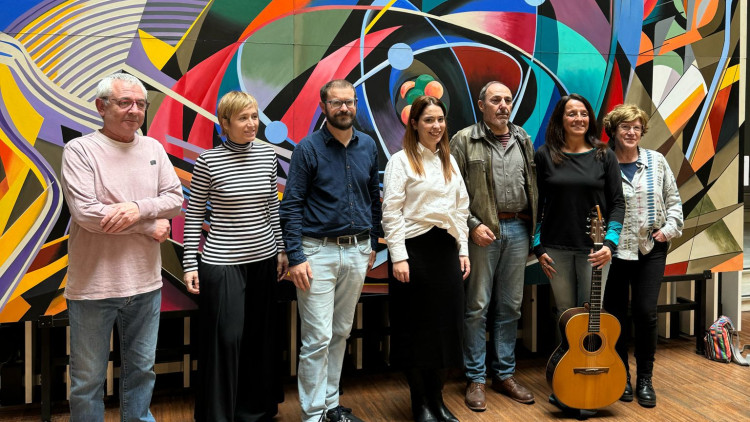 Representats de les regidores de Cultura dels pobles valencians que participen al Barnasants i del festival de música| EL TEMPS