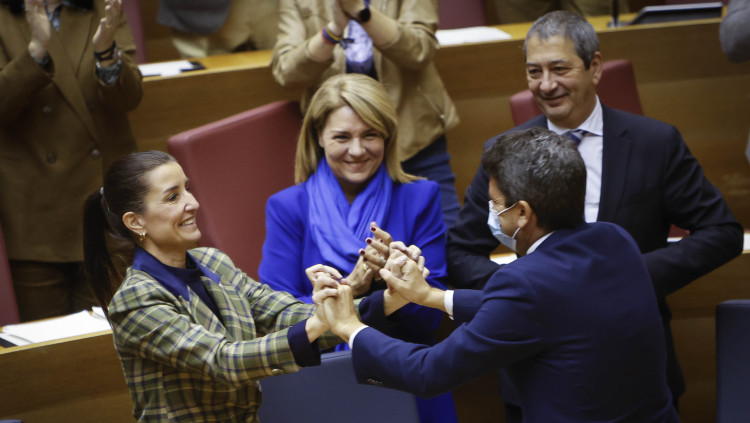 Carlos Mazón saluda la consellera Ruth Merino davant la mirada dels vicepresidents Vicente Barrera i Susana Camarero. Tots quatre formen part del 90% del Govern valencià que fa ús exclusiu del castellà. / Europa Press