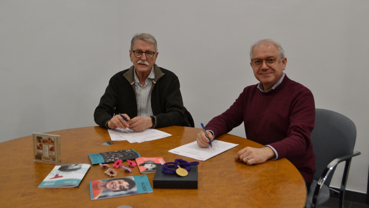 Abel Guarinos, a la dreta, amb el cantautor Vicent Torrent. Europa Press