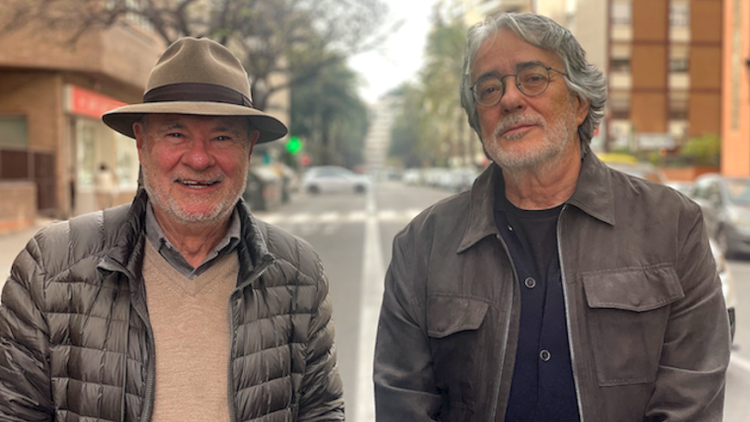 Andrés García Reche i Cruz Sierra, fotografiats en un carrer de València.