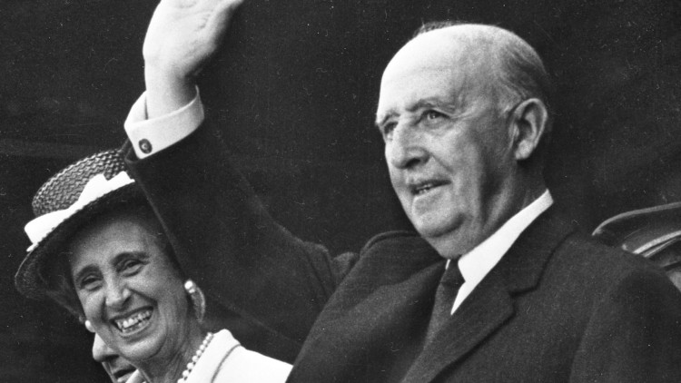El dictador, Francisco Franco, amb la seua muller Carmen Polo