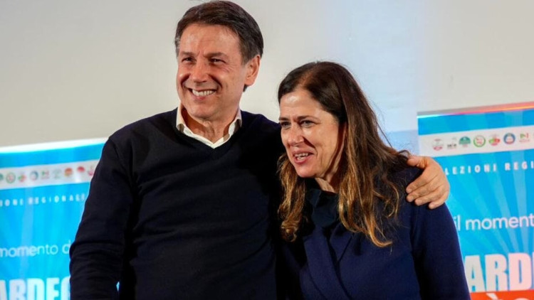 La candidata guanyadora, Alessandra Todde, del M5S, amb l'exprimer ministre italià Giuseppe Conte, del Partit Democràtic. Facebook