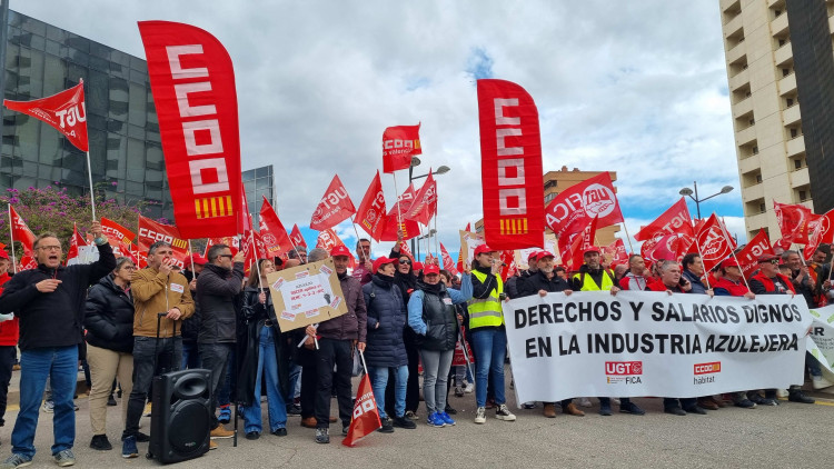 Protesta ahir dels treballadors i treballadores del taulell a les portes de Cevisama.. CCOO